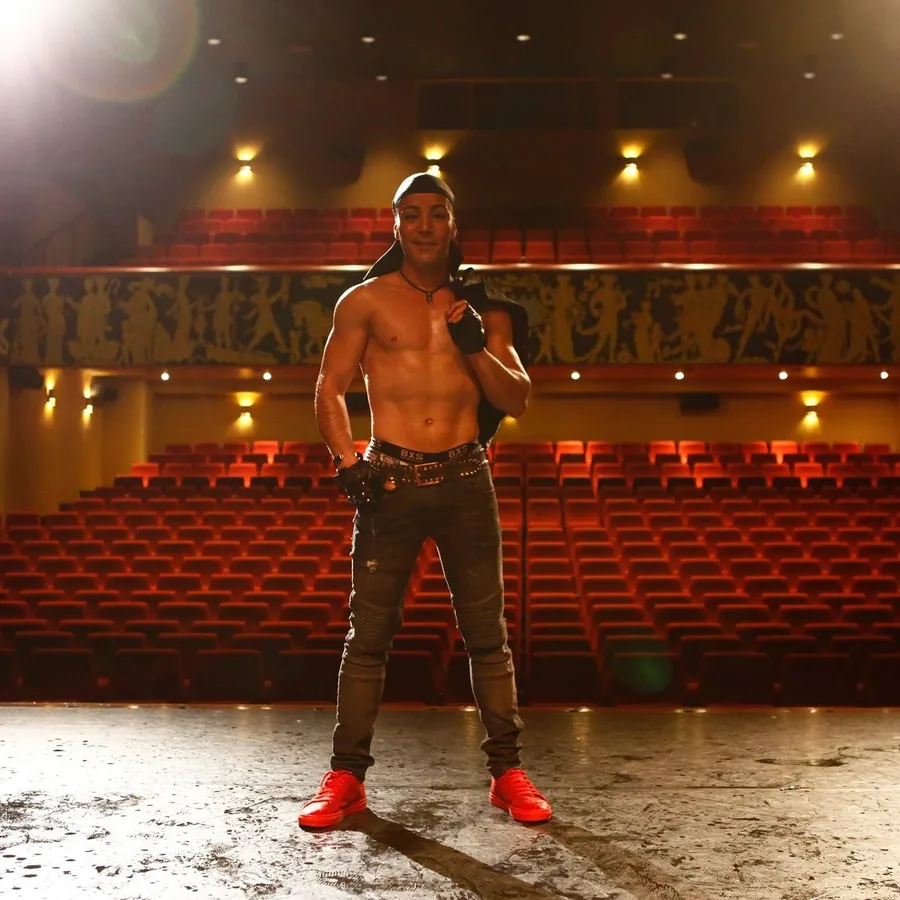 Nuno auf der Bühne eines leeren Theaters für eine Mentalismus-Show