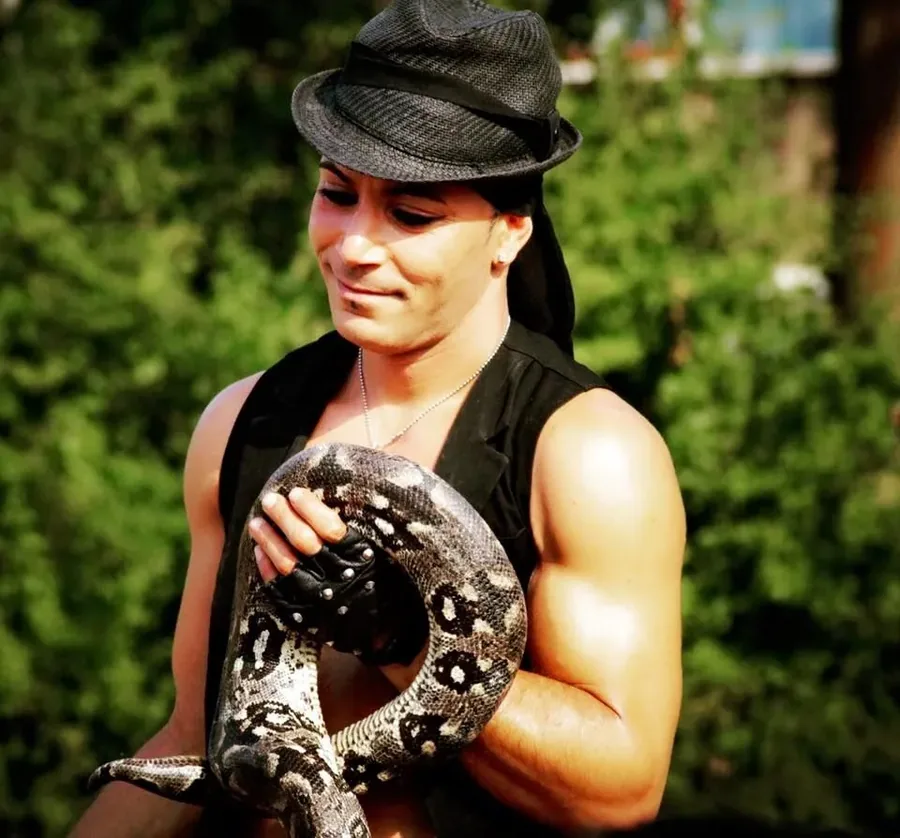 Nuno mit einer Boa constrictor um den Arm während der Reptilienshow